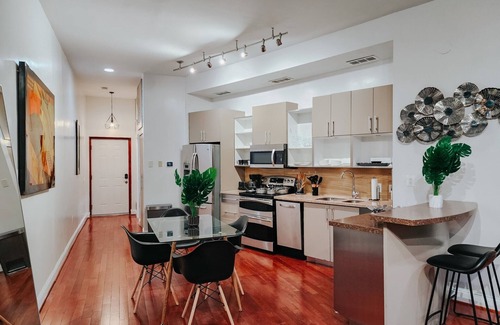 Gayborhood Apartment | Walnut Premium/King Bed/65" TV/Ping-Pong