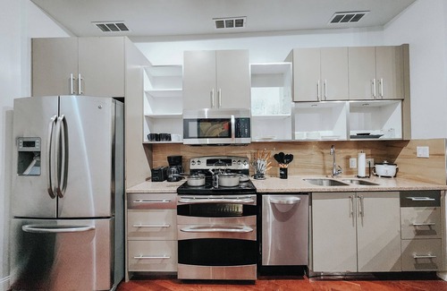 Gayborhood Apartment | Walnut Premium/King Bed/65" TV/Ping-Pong