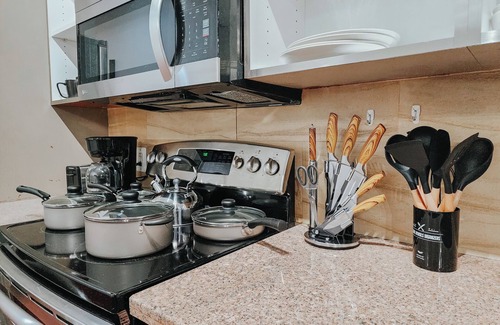 Gayborhood Apartment | Walnut Premium/King Bed/65" TV/Ping-Pong