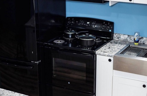 Dola Cabin | Warm and Inviting 2-bedroom cabin in Harrod with high speed Wi-Fi and much more!