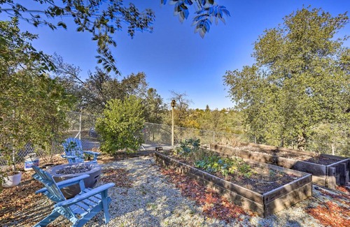 Happy Valley House | Warm Anderson Abode with Furnished Porch and Deck