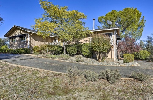 Happy Valley House | Warm Anderson Abode with Furnished Porch and Deck