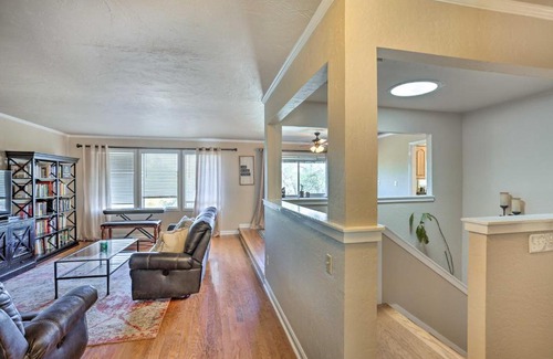 Happy Valley House | Warm Anderson Abode with Furnished Porch and Deck