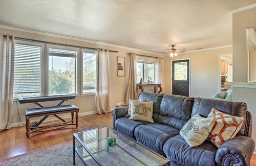 Happy Valley House | Warm Anderson Abode with Furnished Porch and Deck