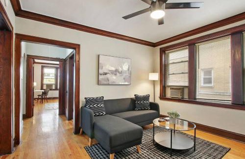 East Albany Park Apartment | Warm & Inviting 2BR Apartment - Fullerton 1B