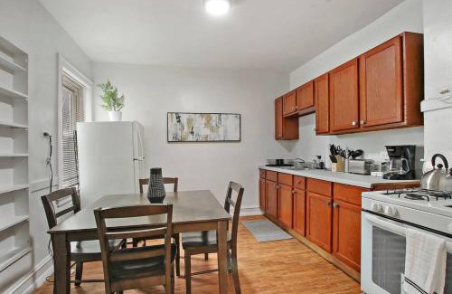 East Albany Park Apartment | Warm & Inviting 2BR Apartment - Fullerton 1B