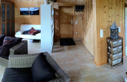 Dachau District House | Warmly decorated wooden house in the countryside near the lake