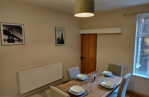 Leicester House | Warwick St 2 bed home city center