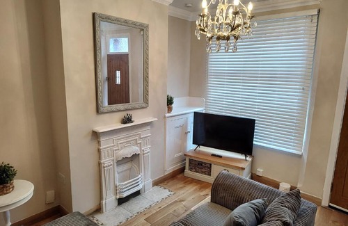 Leicester House | Warwick St 2 bed home city center
