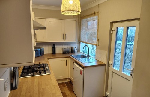 Leicester House | Warwick St 2 bed home city center