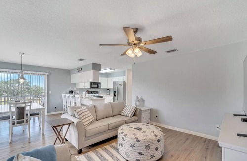 Apollo Beach Condo | Water Front - Near Beach Getaway