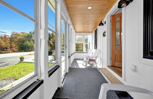 Georges Mills House | Water View 4br, 1 min to Lake Sunapee, w/Hot Tub!