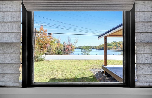 Georges Mills House | Water View 4br, 1 min to Lake Sunapee, w/Hot Tub!