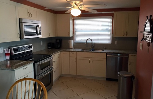 Flor-a-mar House | Waterfront, 4-person Hot Tub Spa, Wireless Hi-speed Internet.