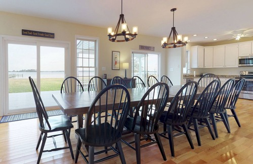 Cambridge House | Waterfront 5BR/3.5BA with private pool, dock, fire pit, kayaks, beach Sleeps 18