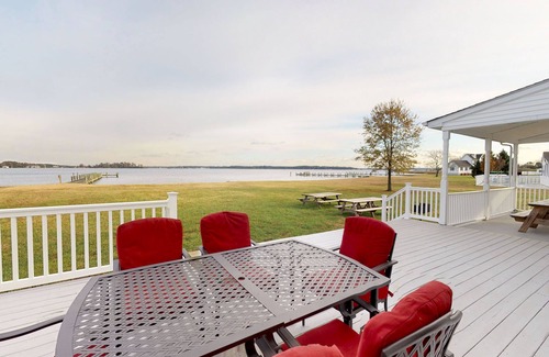 Cambridge House | Waterfront 5BR/3.5BA with private pool, dock, fire pit, kayaks, beach Sleeps 18