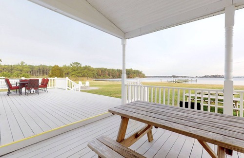 Cambridge House | Waterfront 5BR/3.5BA with private pool, dock, fire pit, kayaks, beach Sleeps 18