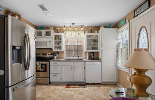 Weeki Wachee Gardens Cottage | Waterfront! Charming & Quaint Cottage