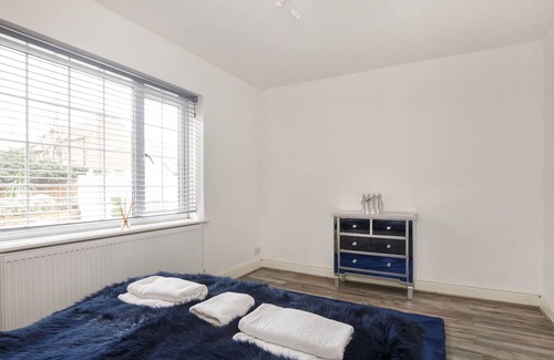 York Cottage | Waterfront Cottage - sleeps 10 guests in 5 bedrooms