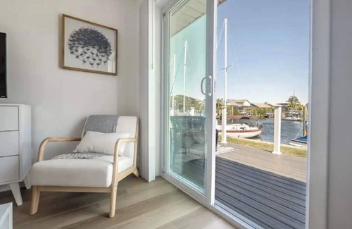 Apollo Beach House | Waterfront-Family & Pet Friendly for 6