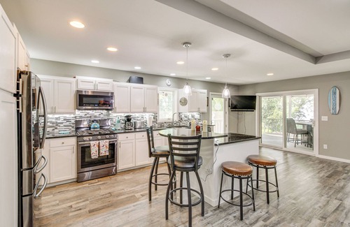 Vergas House | Waterfront Family Retreat on Lake Lida w/Dock