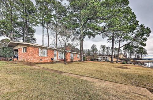 Lakeland House | Waterfront Home with Dock Less Than 3 Mi to Oaklawn Racing!