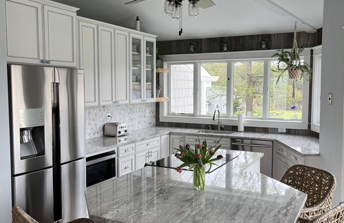 Fort Howard House | Waterfront house with panoramic views from every room.