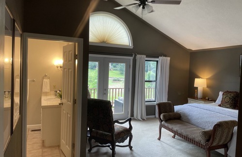 Piney House | Waterfront lake house on Lake Hamilton. Relax in style in our beautiful home.