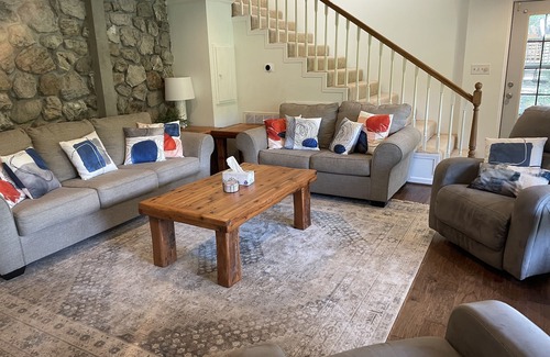 Piney House | Waterfront lake house on Lake Hamilton. Relax in style in our beautiful home.