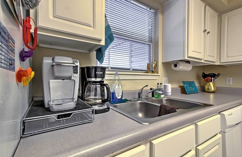 Lakeland Condo | Waterfront Lake Ozark Condo w/Balcony & Pool