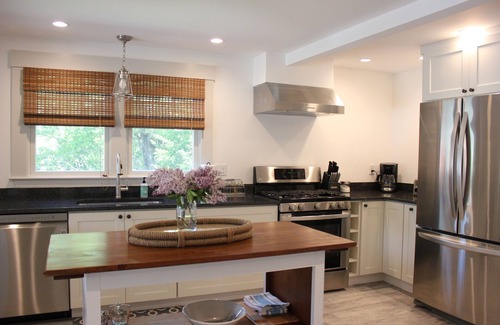 Gloucester House | Waterfront Living w Stunning Views, Beautiful Decor, Kayaks, Private drive