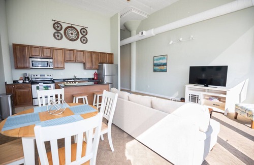 Sandusky Condo | Waterfront Luxury Condo - Sleeps 4 with Cedar Point View!