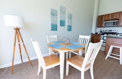 Sandusky Condo | Waterfront Luxury Condo - Sleeps 4 with Cedar Point View!