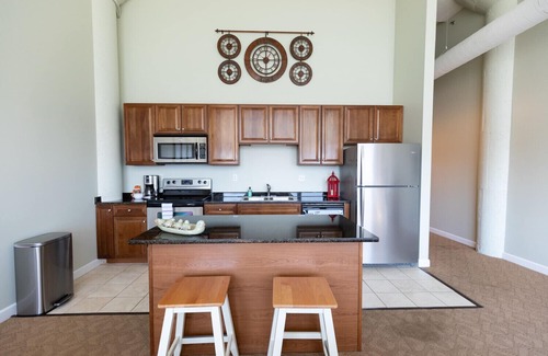 Sandusky Condo | Waterfront Luxury Condo - Sleeps 4 with Cedar Point View!