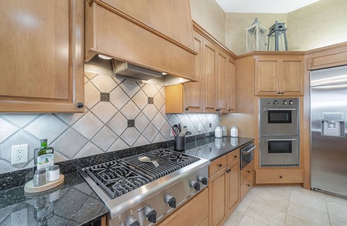 Lake Magdalene House | Waterfront Luxury Stay-Pool-Hot Tub-Kayaks & Sunset Views on Lake Magdelene