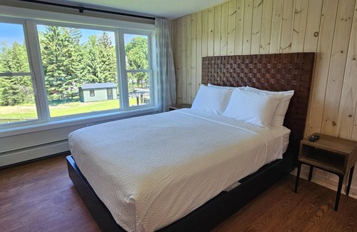 Greenville Junction Hotel | Waterfront Motel-Lake View-Mountain View