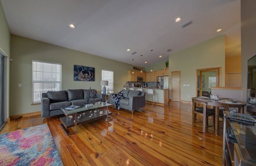 Spring Hill House | Waterfront Paradise ☼ Paddle to Gulf ☼ Resistance Swimming Spa