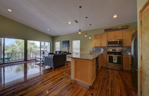 Spring Hill House | Waterfront Paradise ☼ Paddle to Gulf ☼ Resistance Swimming Spa