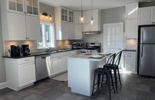 Secretary House | Waterfront, Private Saltwater Pool & Dock, Near Cambridge, Sleeps 10, Kayaks