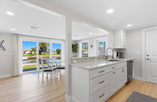 Flor-a-mar House | Waterfront Retreat W/Floating Dock & Kayaks