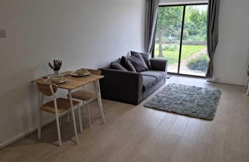 Burnham-on-Crouch Apartment | Waterfront Retreat - Modern Apartment