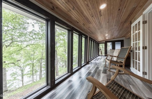 Leitchfield House | Waterfront retreat on Rough River Lake