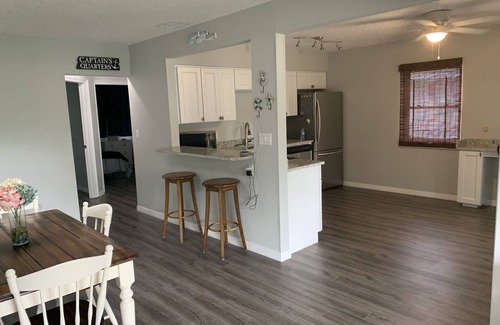 Tropic Shores House | 🛶🛥️WATERFRONT RIVER HOME FREE KYACKS! GULF ACCESS, FLOATING DOCK PETS WELCOME🐩🐈