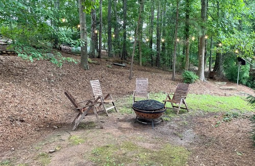 Graham Cabin | Waterfront Rustic Country Cabin Retreat-Dog's Welcome!