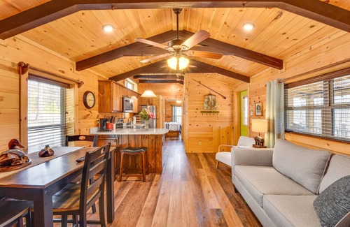 Seneca Cabin | Waterfront Seneca Cabin ~ 4 Mi to Boat Launch!