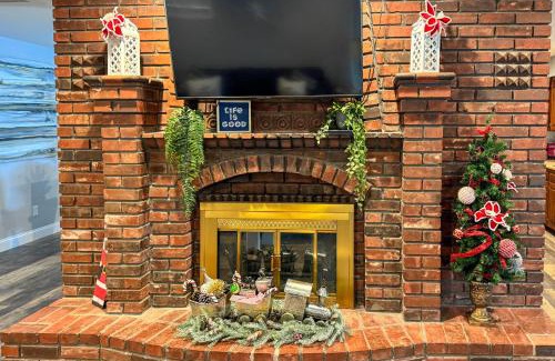 Linn Creek House | Waterfront Yard, Dock and Game Room Linn Creek Home