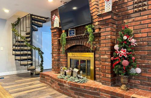 Linn Creek House | Waterfront Yard, Dock and Game Room Linn Creek Home