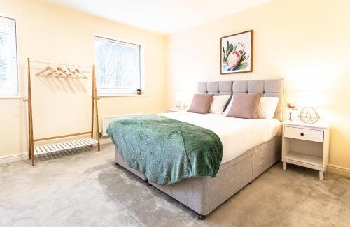 Milton Keynes House | Waterside Lodge by PAY AS U STAY