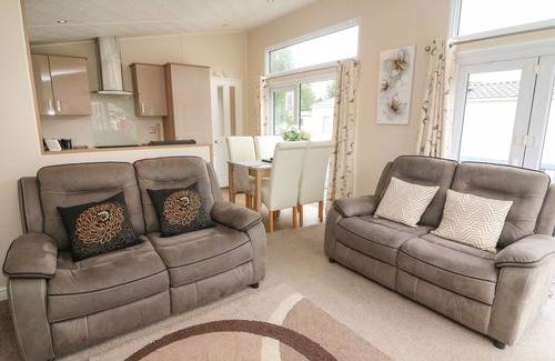 South Lakeland Leisure Village Cottage | WATERSIDE LODGE, country holiday cottage, with pool in Tewitfield