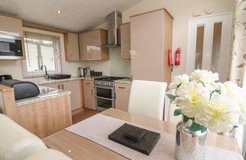 South Lakeland Leisure Village Cottage | WATERSIDE LODGE, country holiday cottage, with pool in Tewitfield